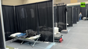 Прибывших на Аляску российских журналистов разместили для ночёвки на стадионе